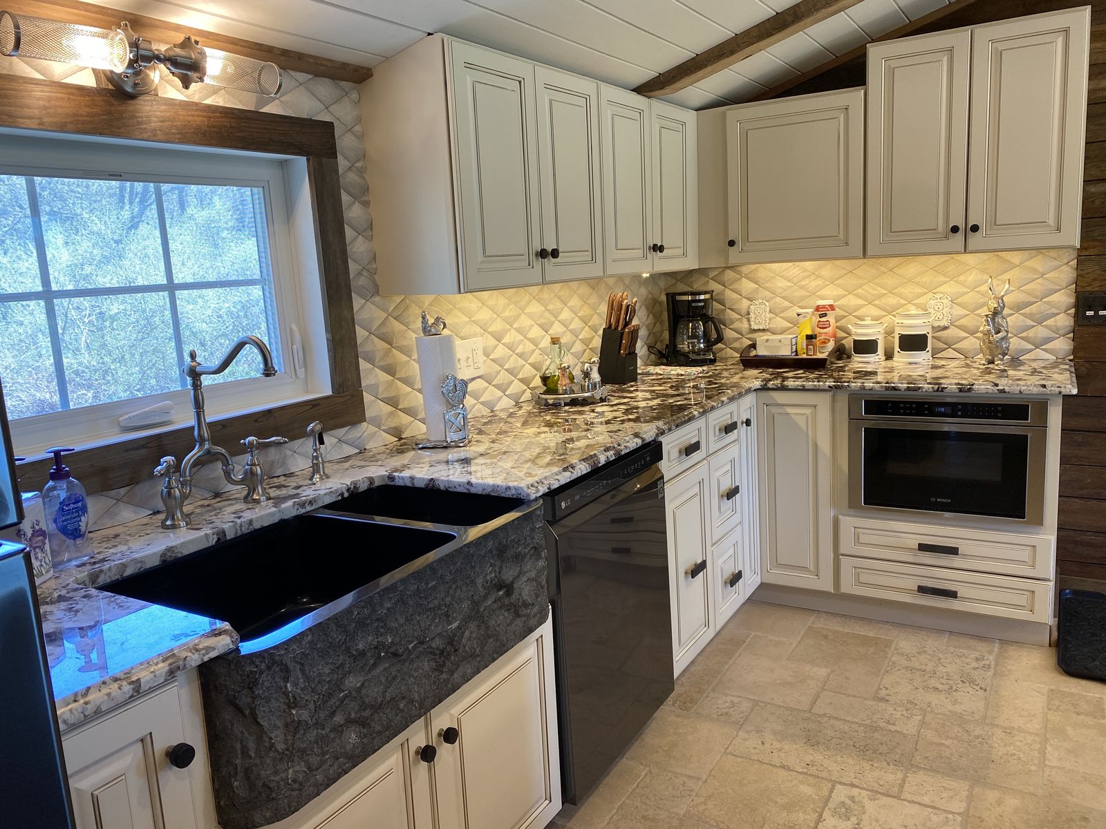 The Lavender Suite kitchen, with granite counters and a farmhouse sink